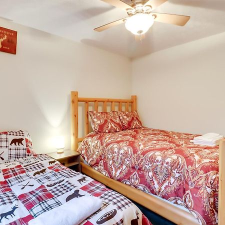 Pet-Friendly Pocono Lake Oasis With Hot Tub! 외부 사진