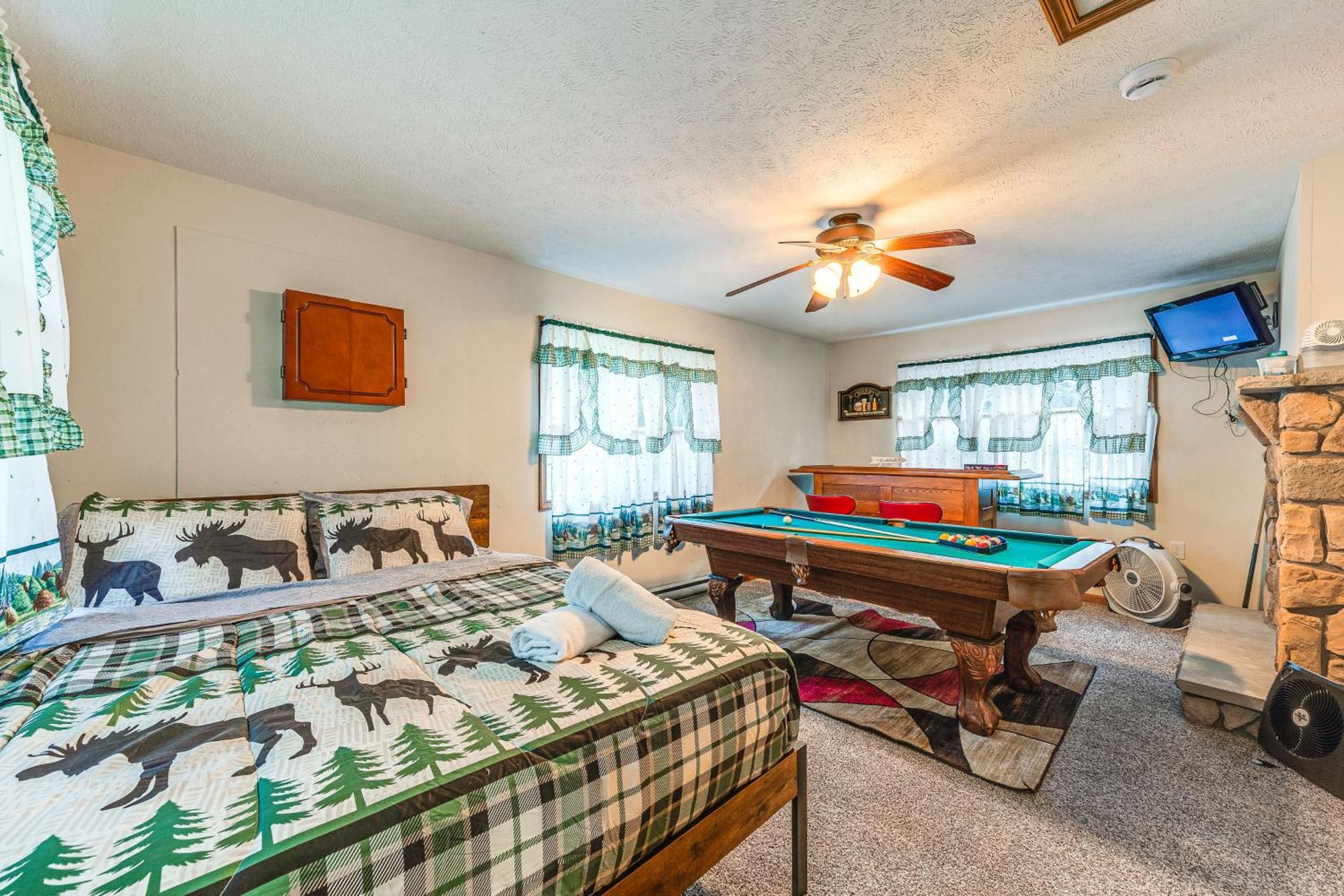 Pet-Friendly Pocono Lake Oasis With Hot Tub! 외부 사진