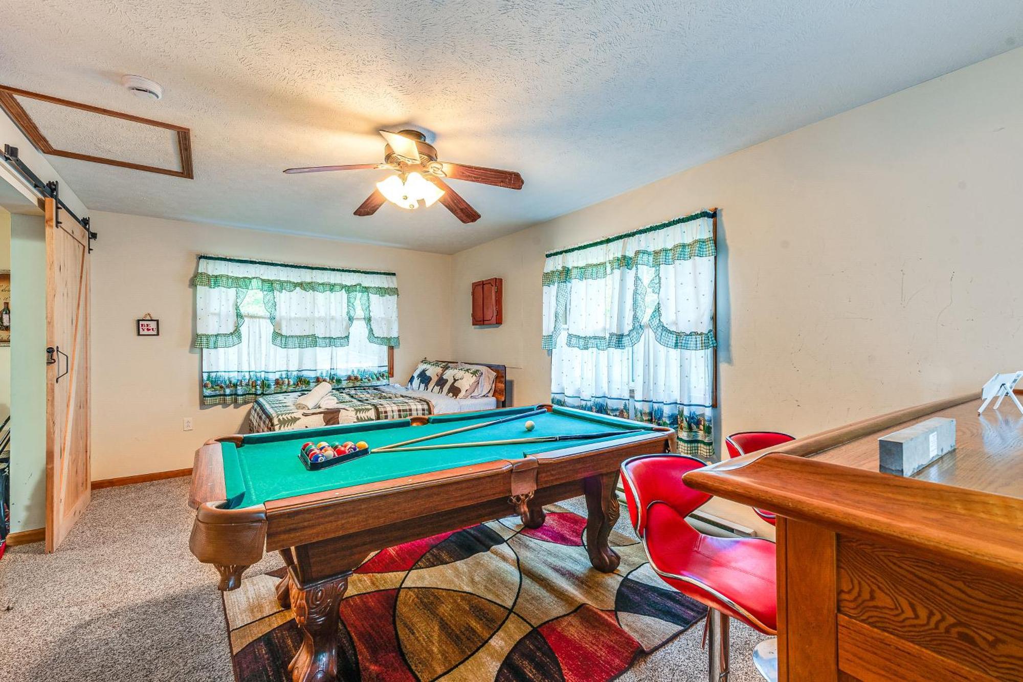 Pet-Friendly Pocono Lake Oasis With Hot Tub! 외부 사진