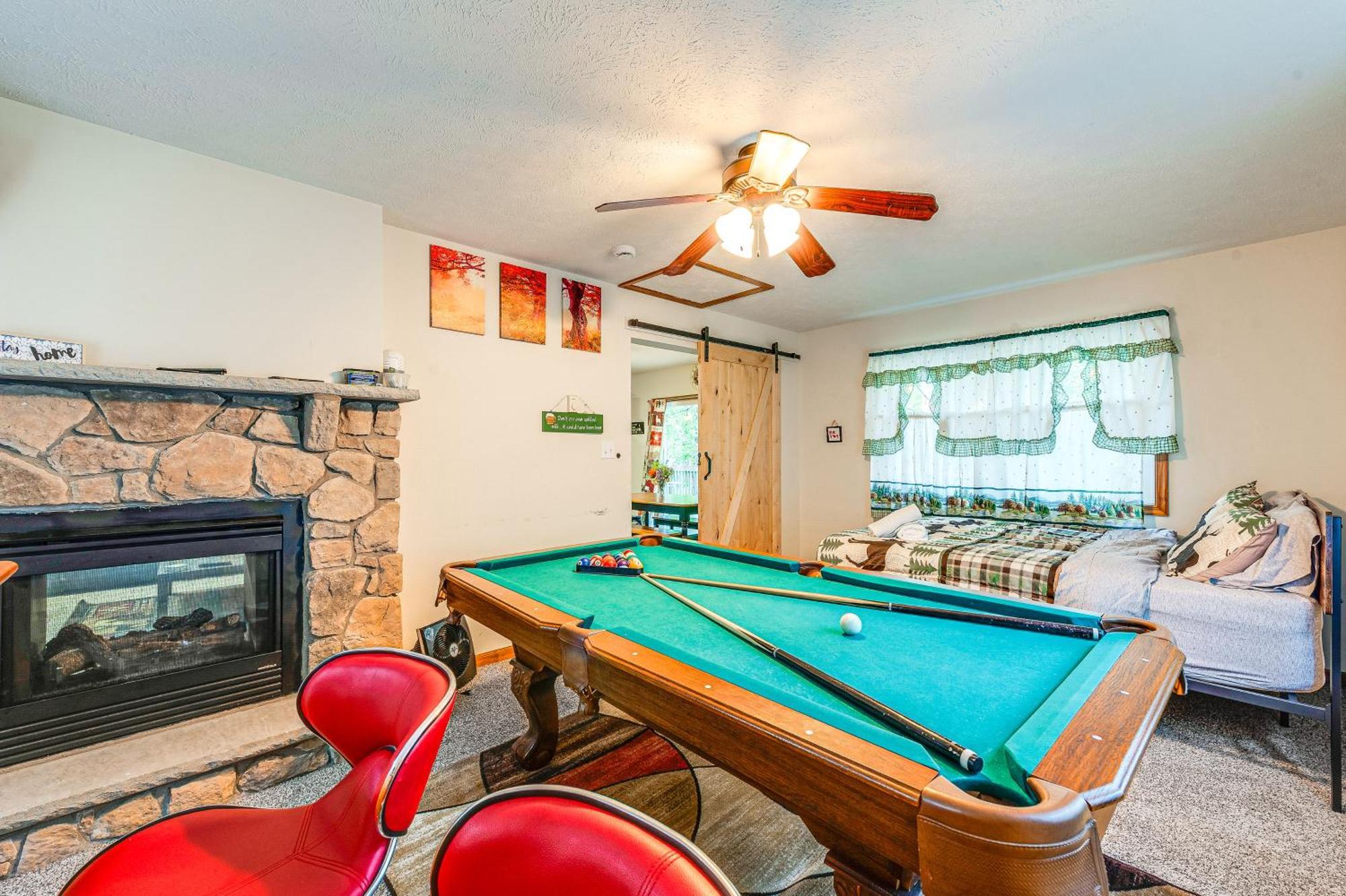 Pet-Friendly Pocono Lake Oasis With Hot Tub! 외부 사진