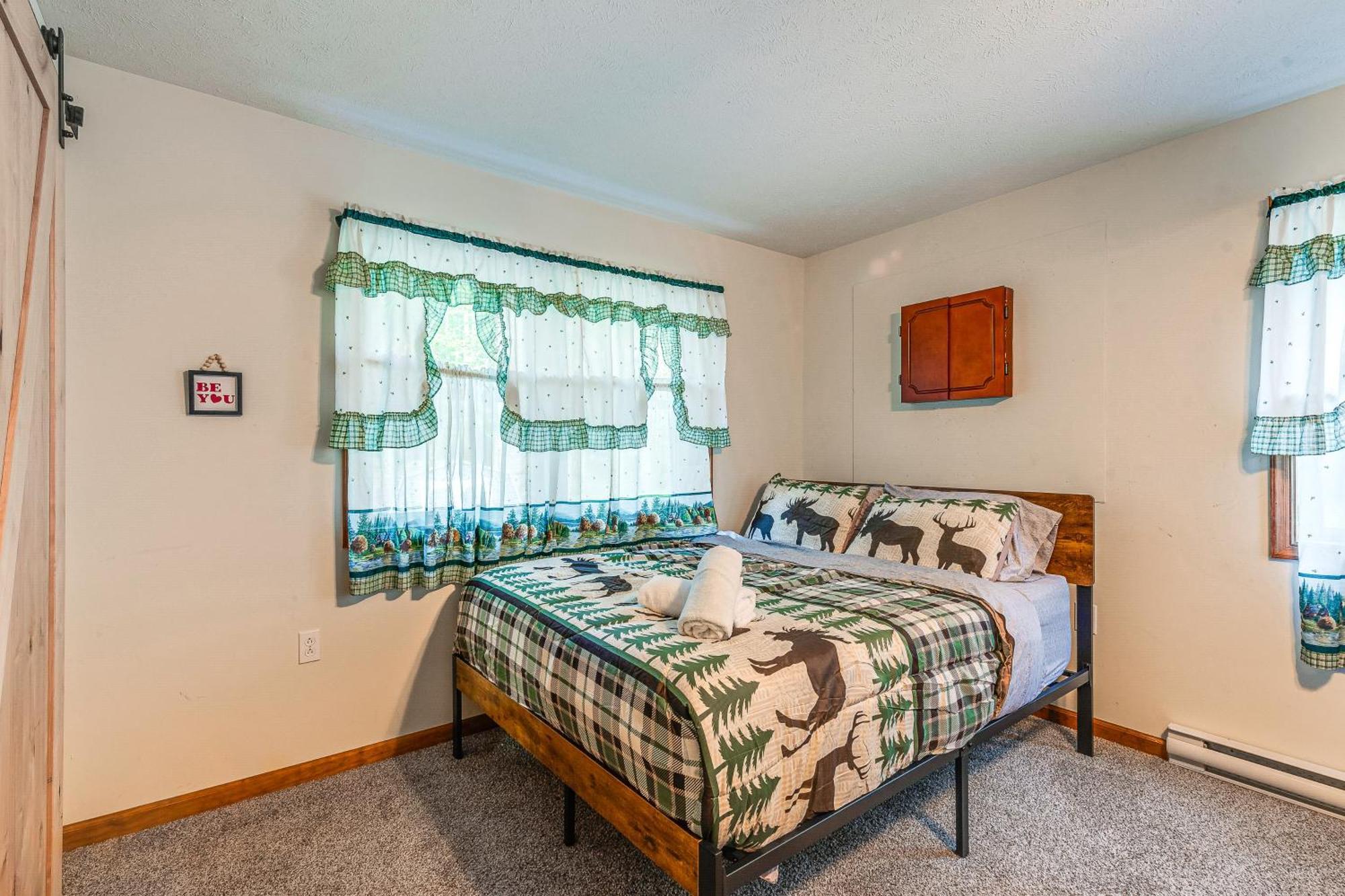 Pet-Friendly Pocono Lake Oasis With Hot Tub! 외부 사진