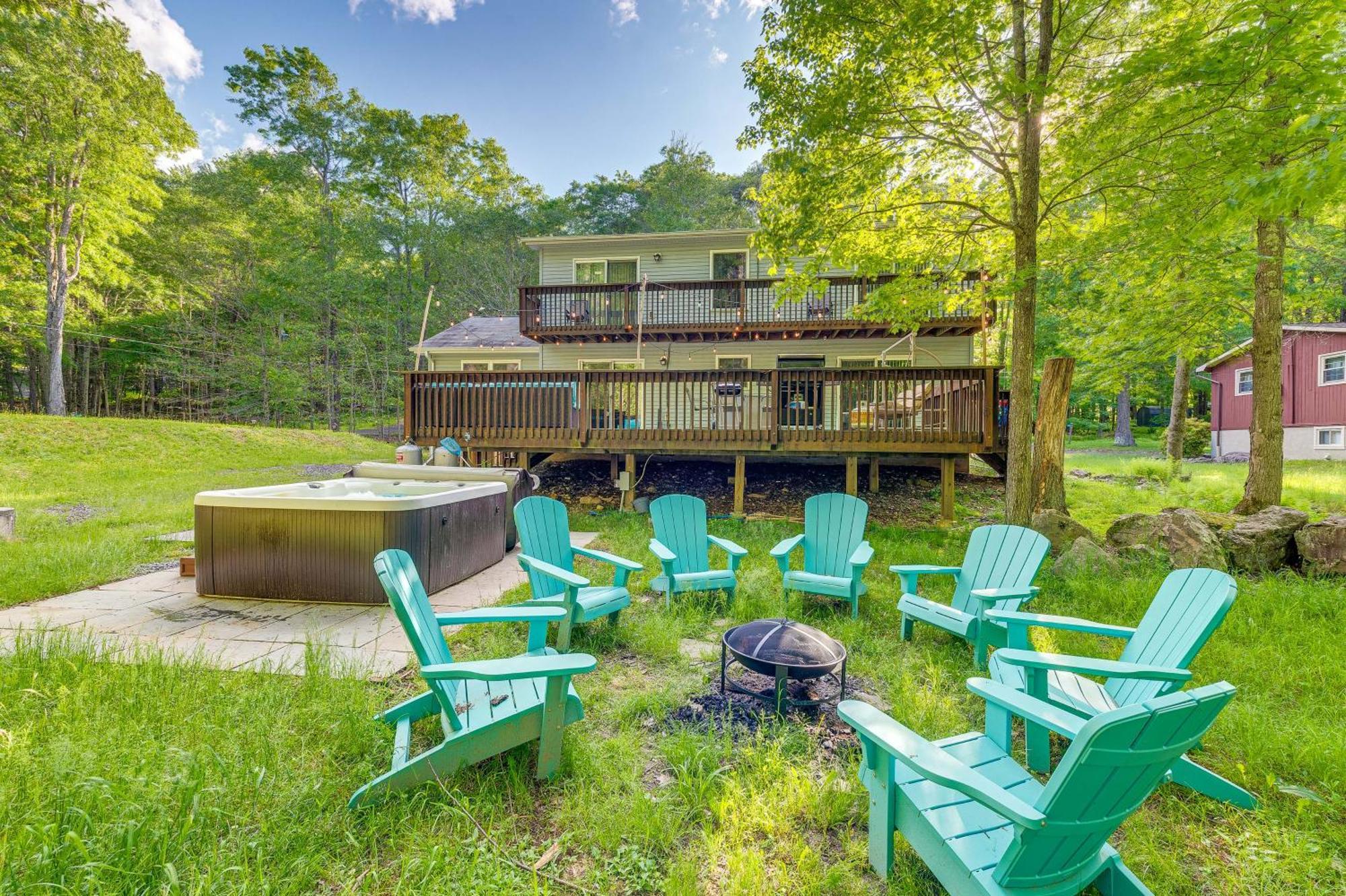 Pet-Friendly Pocono Lake Oasis With Hot Tub! 외부 사진
