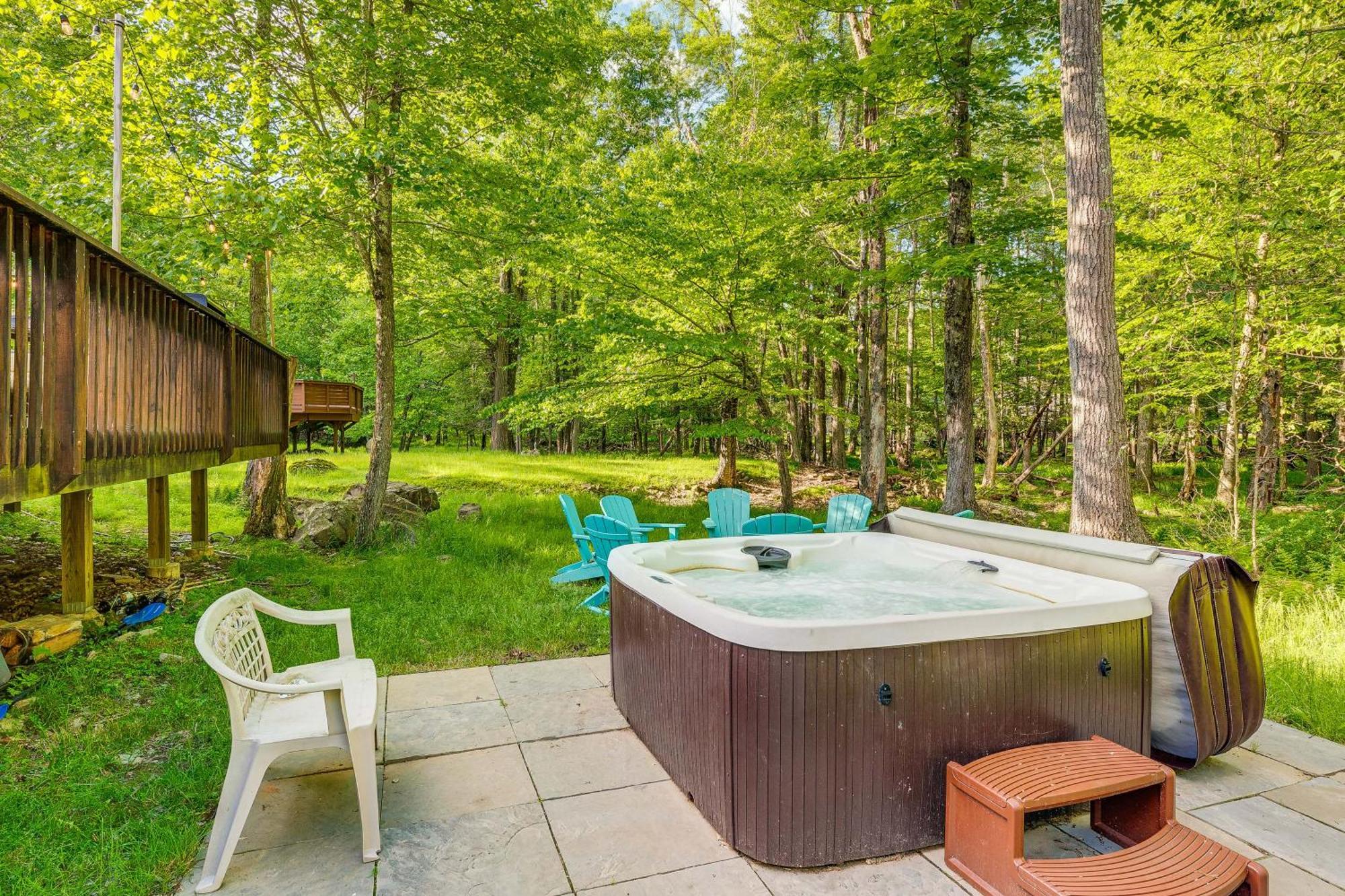 Pet-Friendly Pocono Lake Oasis With Hot Tub! 외부 사진