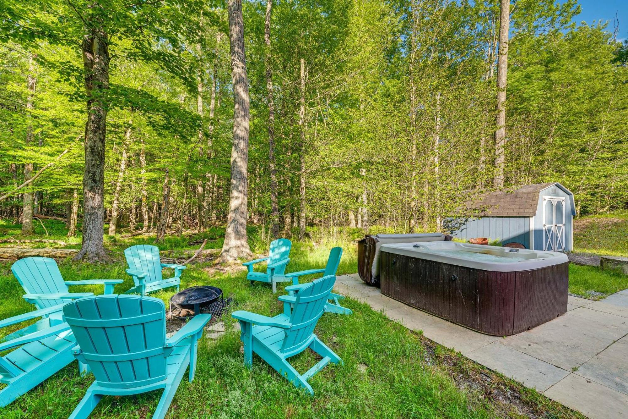 Pet-Friendly Pocono Lake Oasis With Hot Tub! 외부 사진