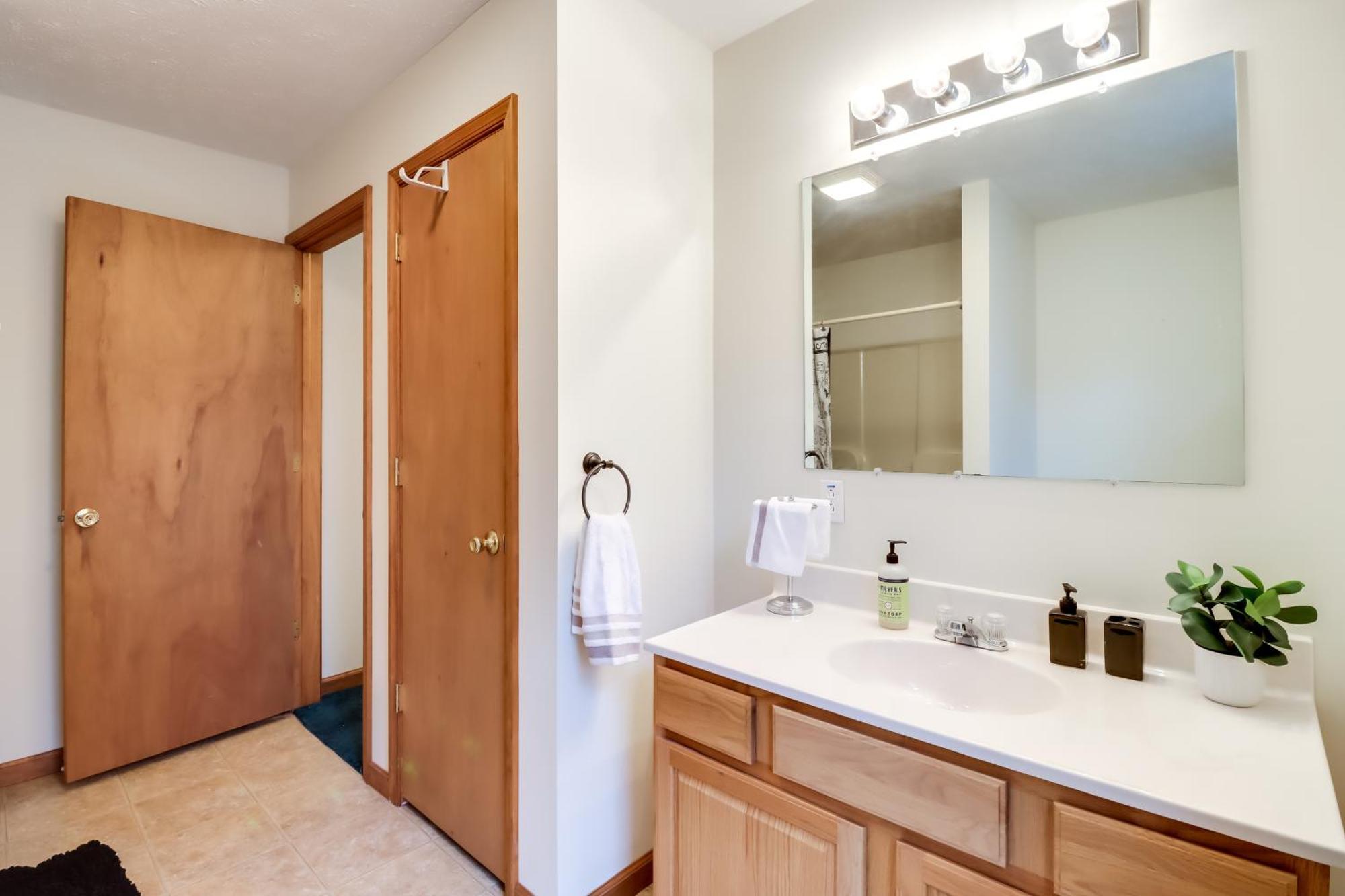 Pet-Friendly Pocono Lake Oasis With Hot Tub! 외부 사진