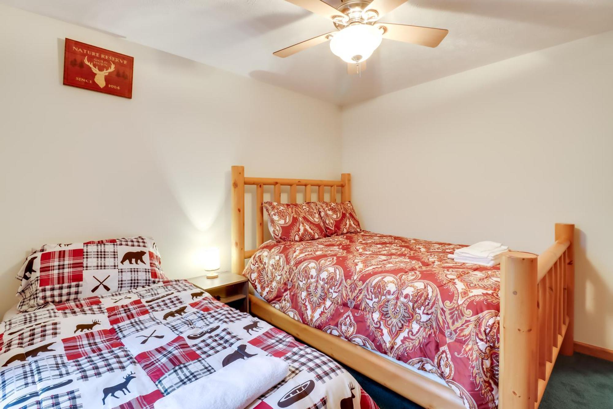 Pet-Friendly Pocono Lake Oasis With Hot Tub! 외부 사진