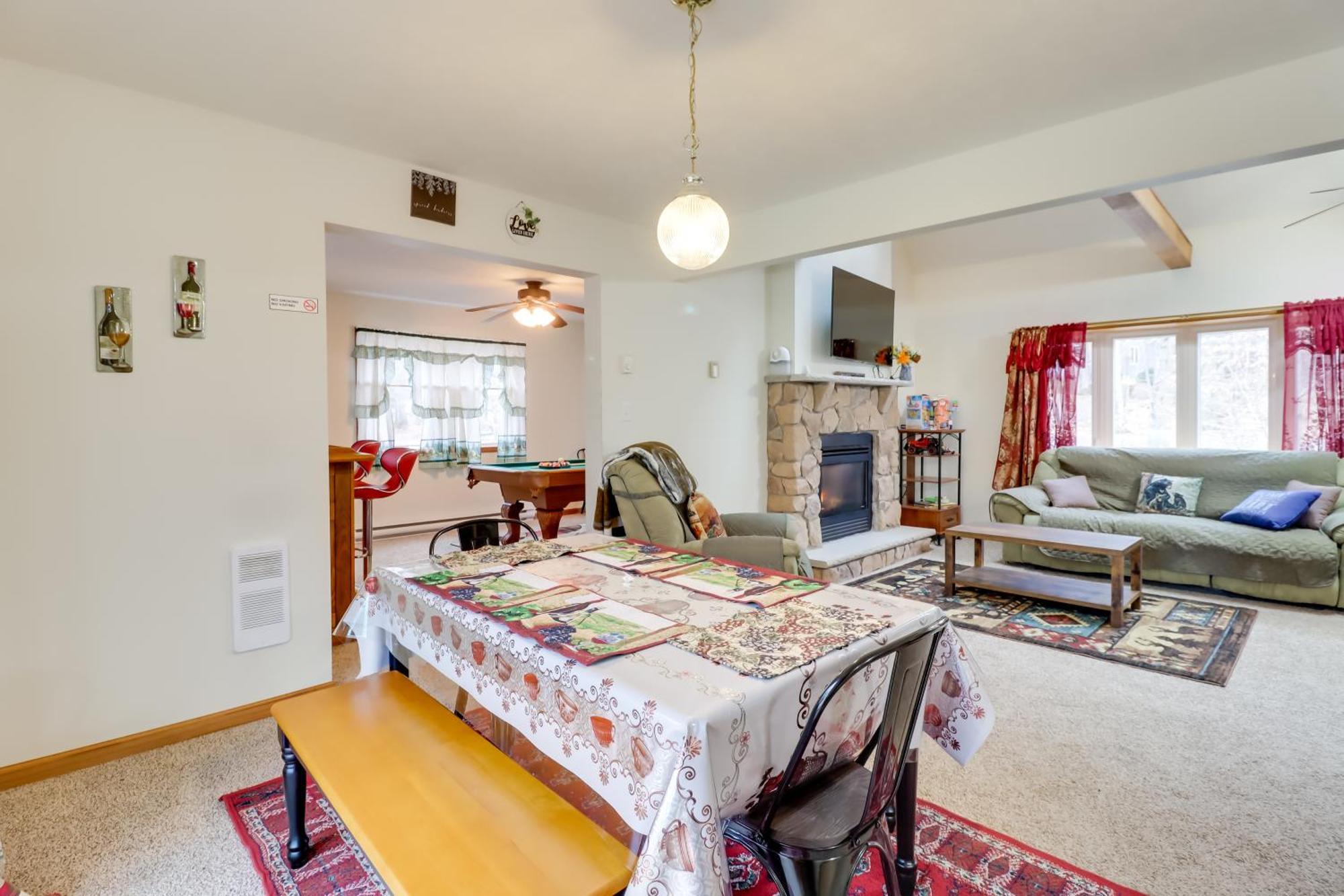Pet-Friendly Pocono Lake Oasis With Hot Tub! 외부 사진