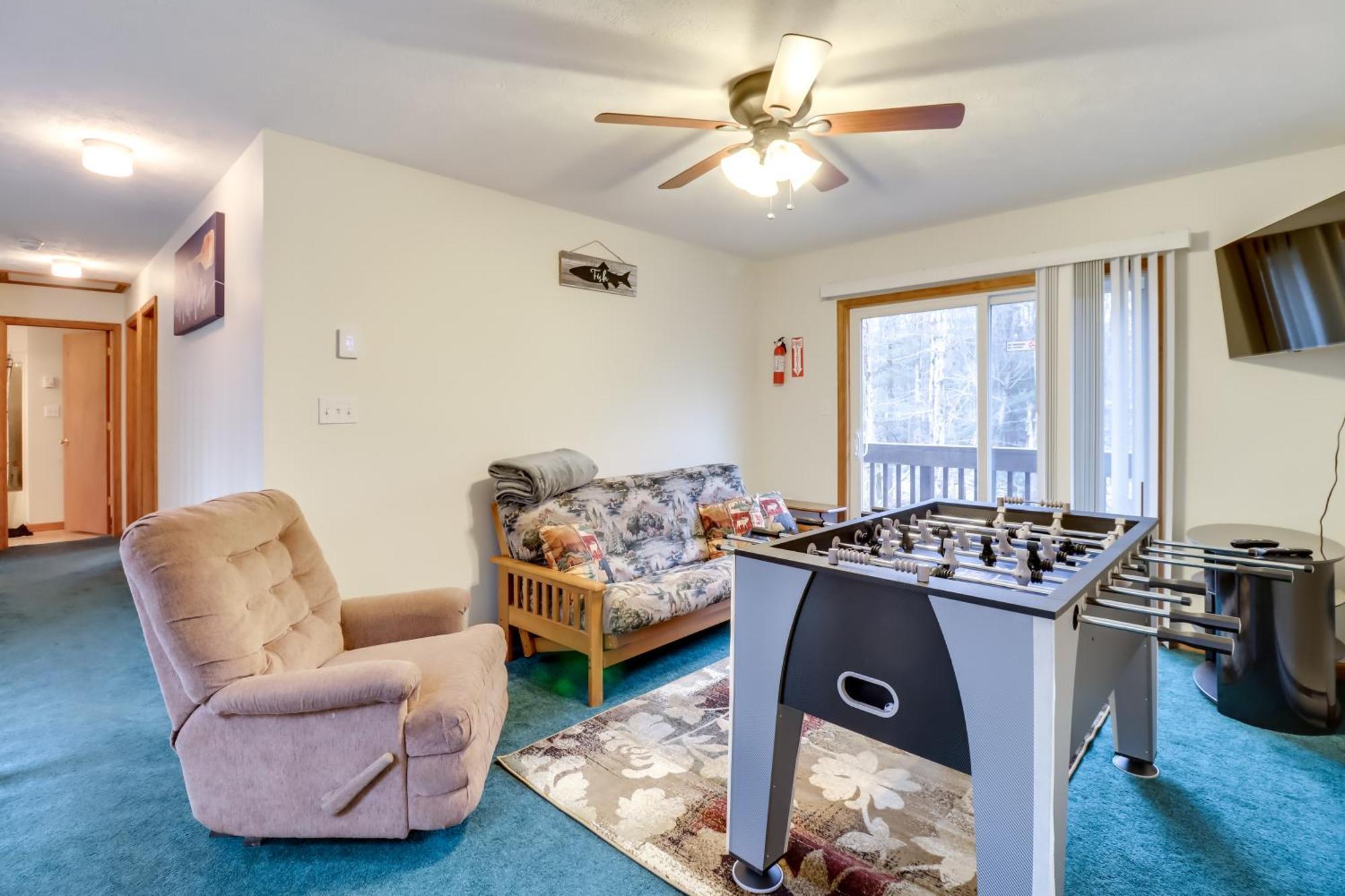 Pet-Friendly Pocono Lake Oasis With Hot Tub! 외부 사진