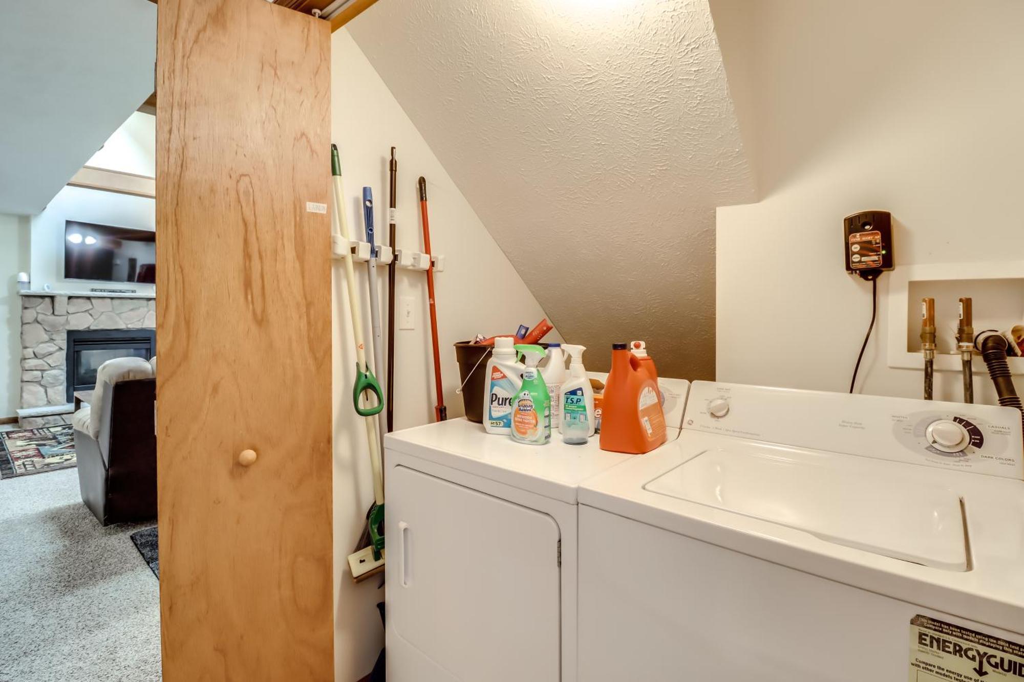Pet-Friendly Pocono Lake Oasis With Hot Tub! 외부 사진
