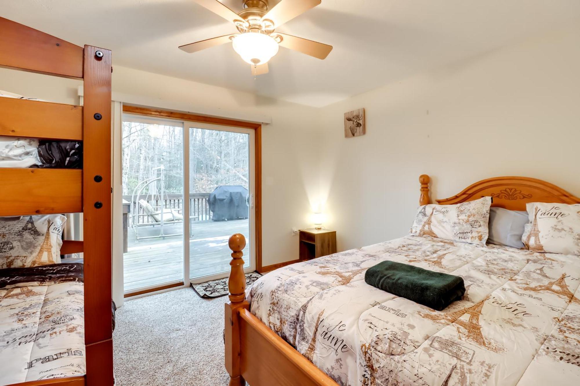 Pet-Friendly Pocono Lake Oasis With Hot Tub! 외부 사진