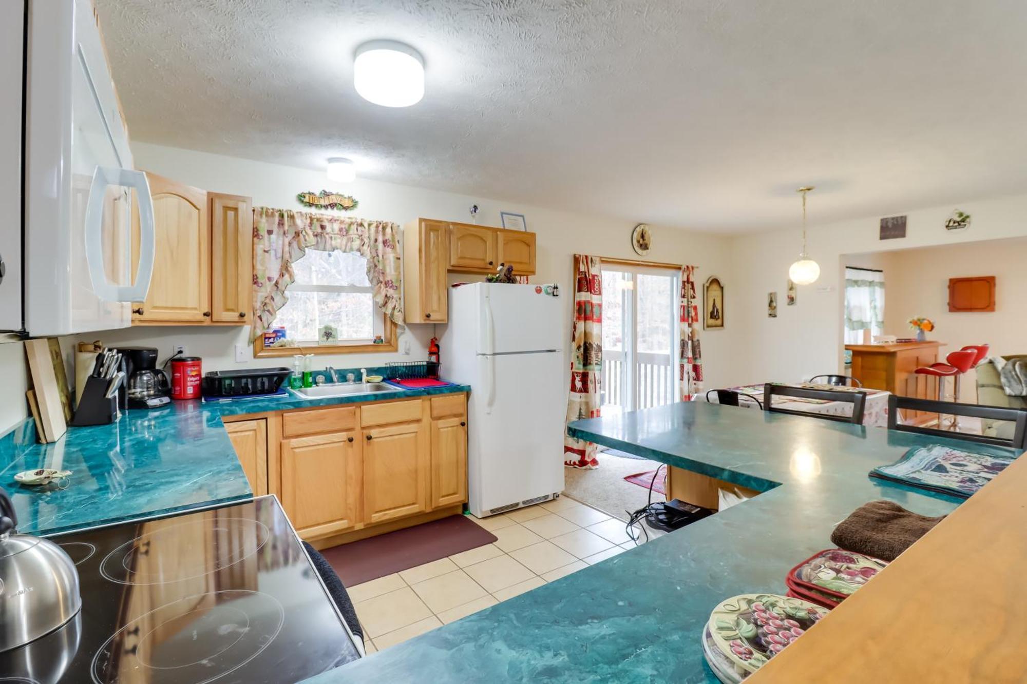 Pet-Friendly Pocono Lake Oasis With Hot Tub! 외부 사진