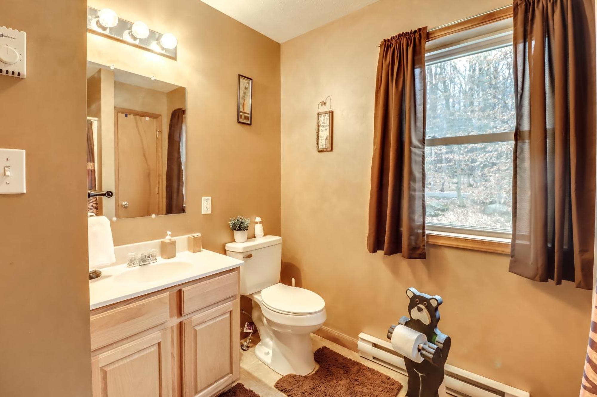 Pet-Friendly Pocono Lake Oasis With Hot Tub! 외부 사진